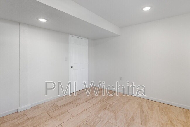 Building Photo - 1147 Inverness Dr