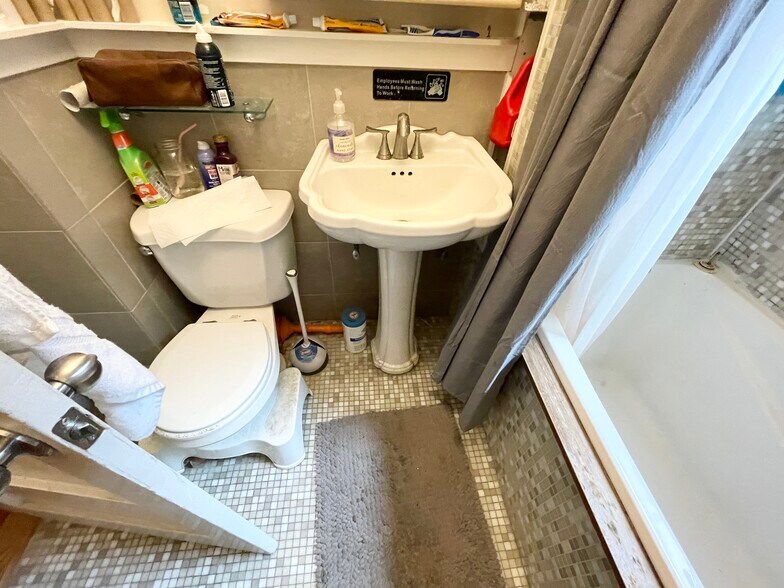 Building Photo - 12 Oswald St