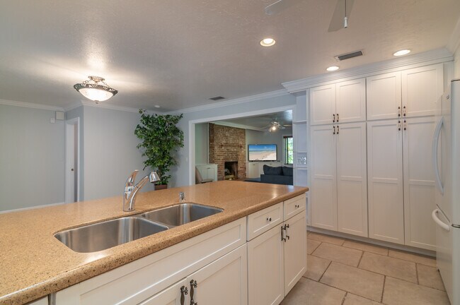 Building Photo - 2130 Pinehurst St