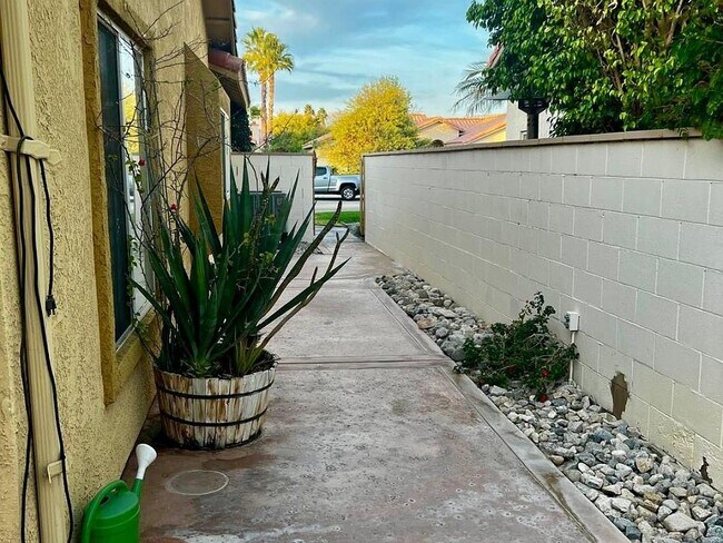 Building Photo - 78663 Como Ct