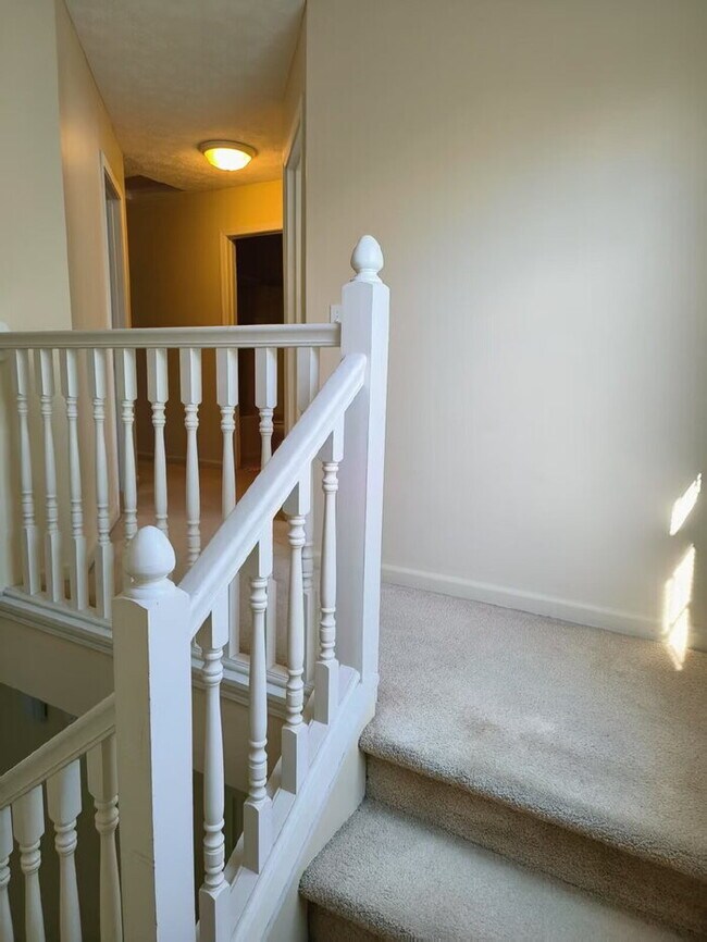 Building Photo - Reduced: 3BR/2.5BA Condo with attached single-bay garage on Southeast side