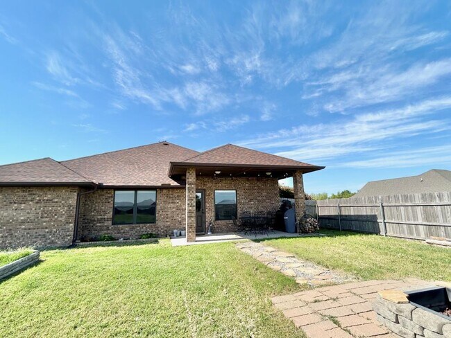 Building Photo - 8470 SW Sun Valley Dr