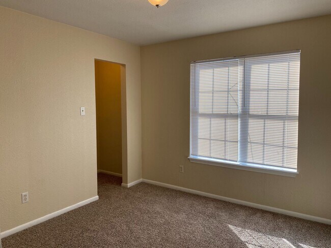 Building Photo - 7545 Windsor Oaks