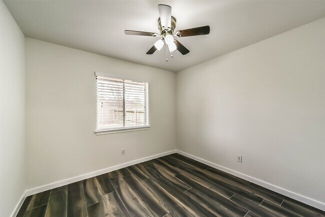 Building Photo - 2511 Pine Cone Dr
