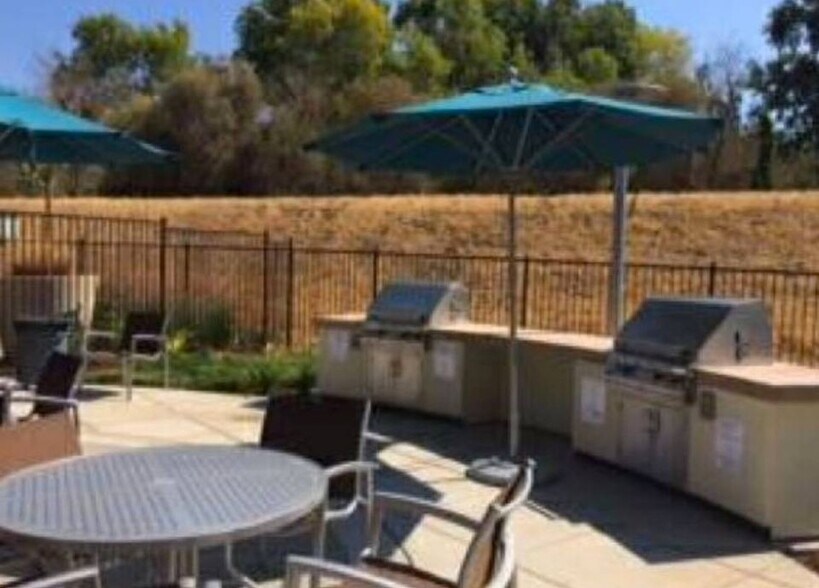 Building Photo - 680 Fernleaf Dr