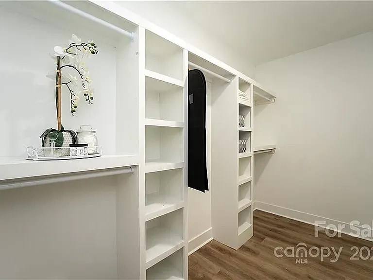 Building Photo - 301 S Cloudman St