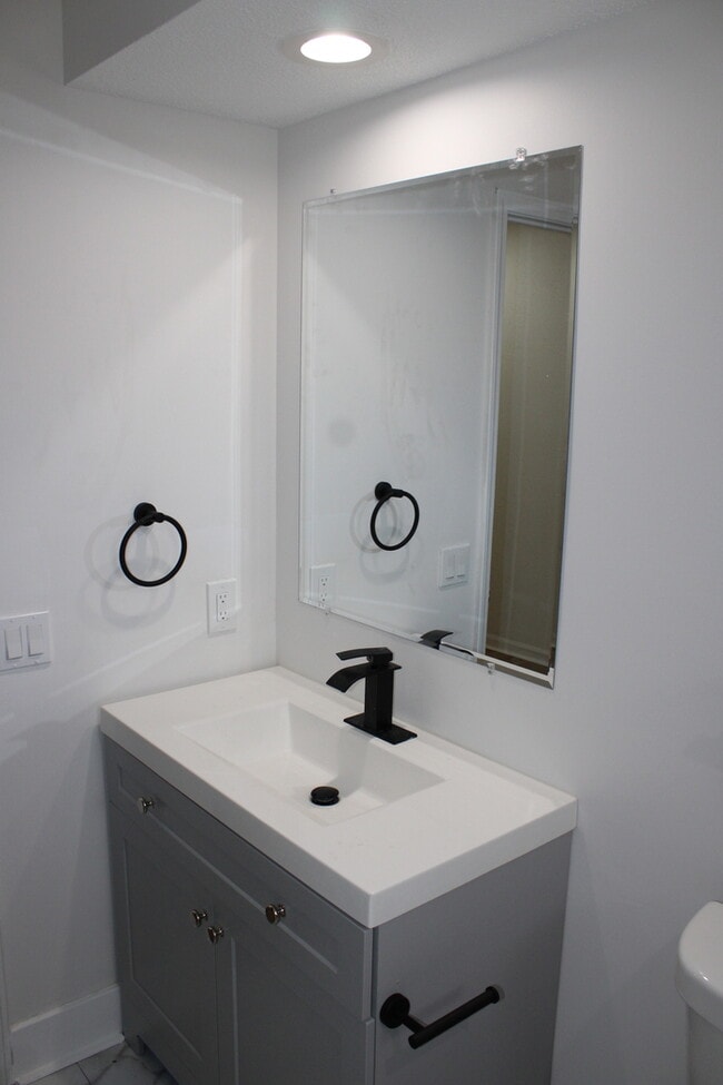 Building Photo - Spacious 5-bedroom, 2.5 full-bath home located in Shawnee, KS