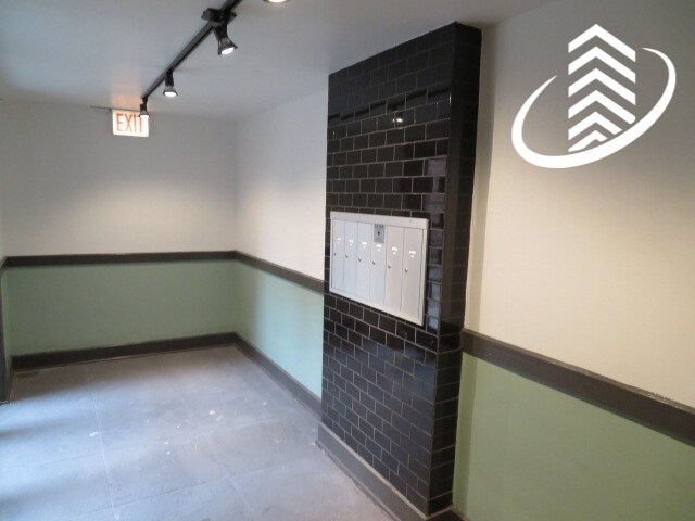 Building Photo - 845 W Agatite Ave