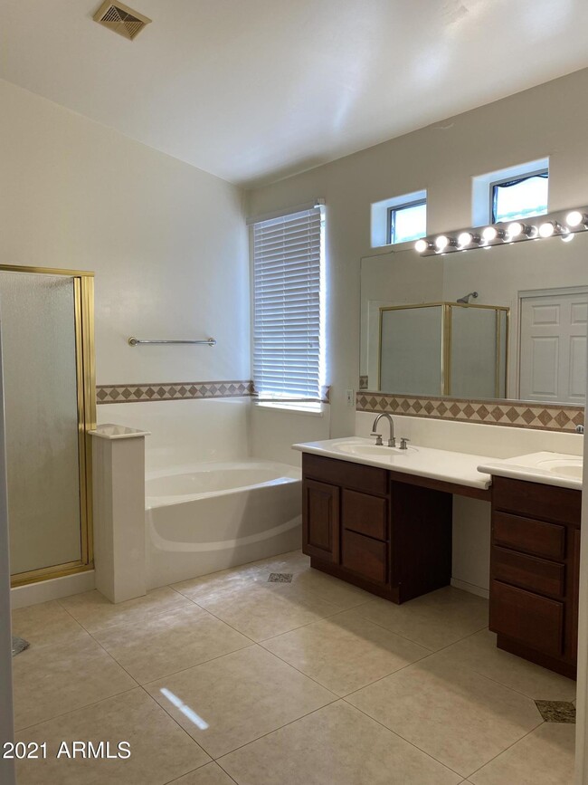 Building Photo - 2350 W Maplewood St