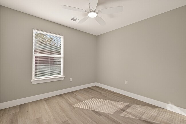 Building Photo - 3527 La Retama Dr