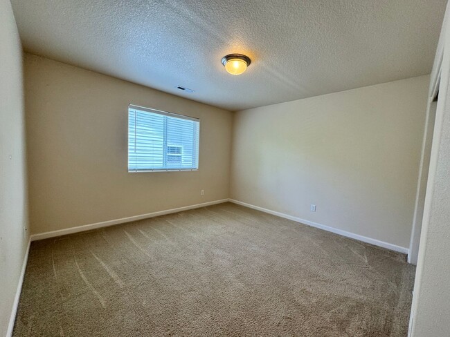Building Photo - FOR RENT - SUPER CLEAN 4 BEDROOM, 2.5 BATH...