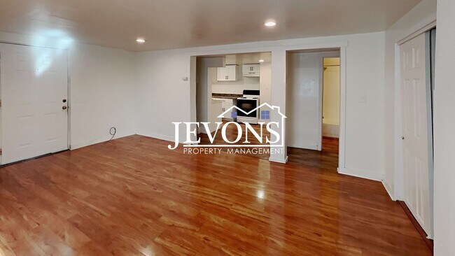 Building Photo - Inviting 2-bedroom 4-plex near Pritchard I...