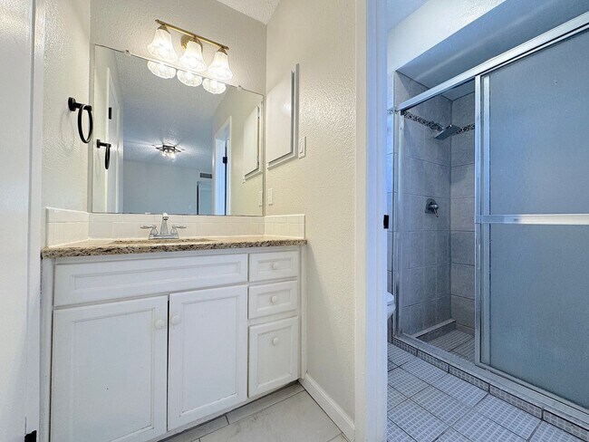 Building Photo - East El Paso 5bed/3Bath Refrig A/C with 2 Master Suites!