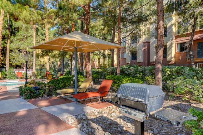 Building Photo - Beautiful, partially furnished 1 bedroom w...