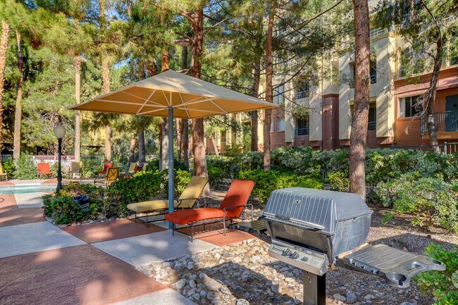 Building Photo - Remodeled 2 Bedroom Condo Just Off the Strip!