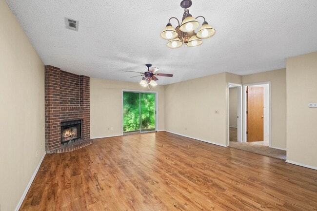 Building Photo - 3 Bedroom 2 Bath Duplex with Garage