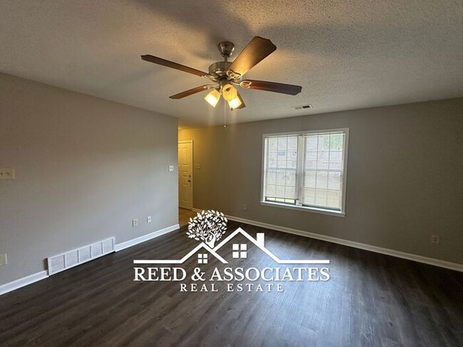 Building Photo - Spacious: 3 Bedroom in Bartlett!