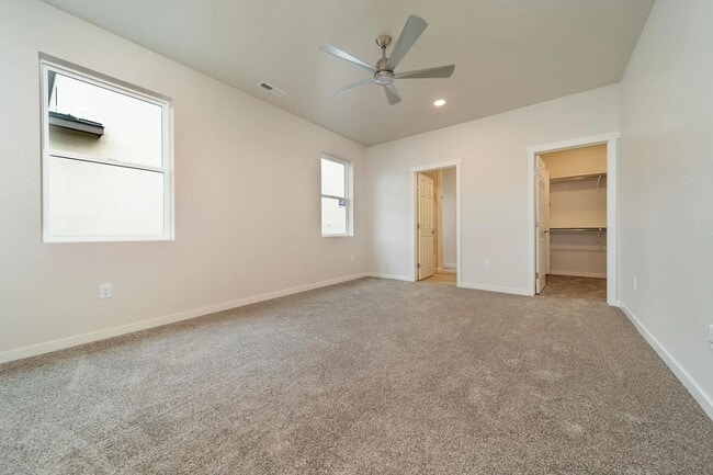 Building Photo - 2452 Park Vista St