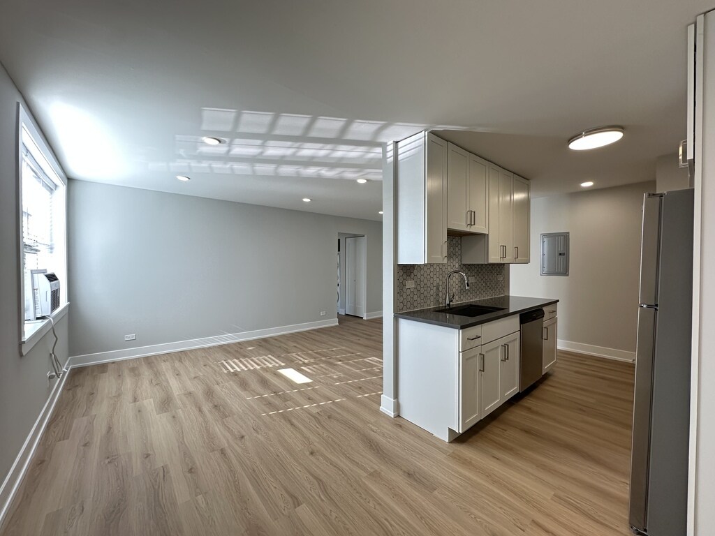 Building Photo - 535 W Aldine Ave