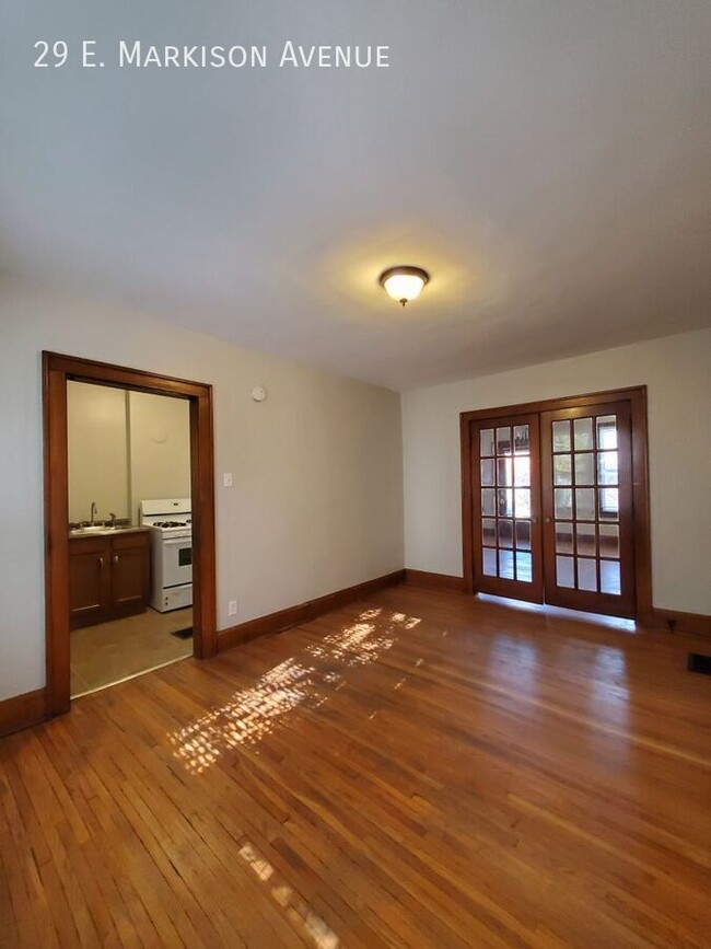 Building Photo - Spacious Townhome with Original Features A...