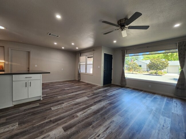 Building Photo - 3 Bedroom Home Near Montgomery Village