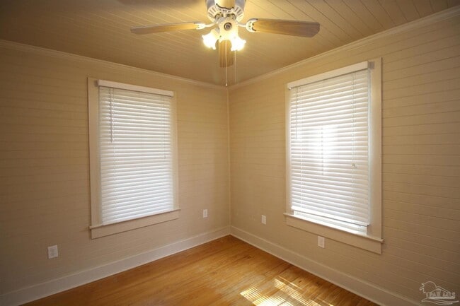 Building Photo - 3102 E De Soto St