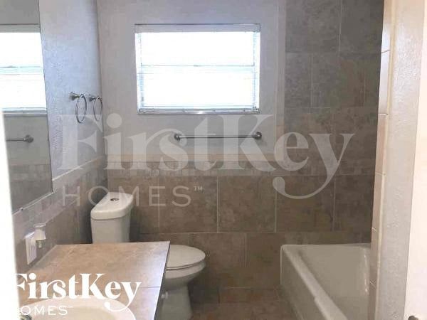 Building Photo - 14300 Iroquois Ave