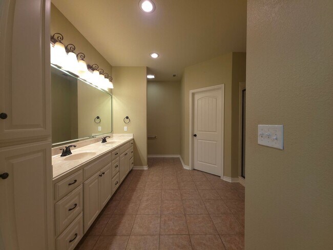 Building Photo - BEAUTIFUL and SPACIOUS 3-bedroom, 2-bathro...