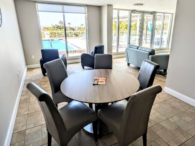 Building Photo - DOWNTOWN FURNISHED 2/2