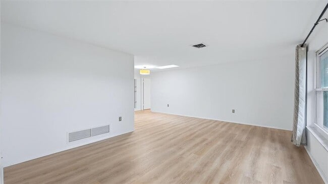 Building Photo - 1329 Nantucket Rd