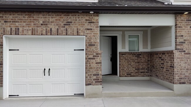 Primary Photo - West Haven 3 bedroom Townhome for Rent!
