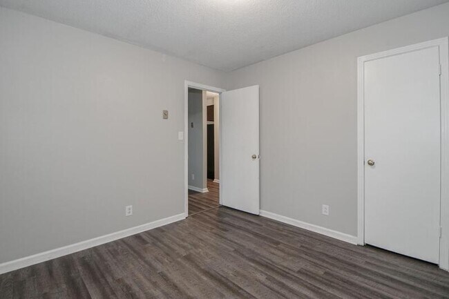 Building Photo - 805 Golf View Pl