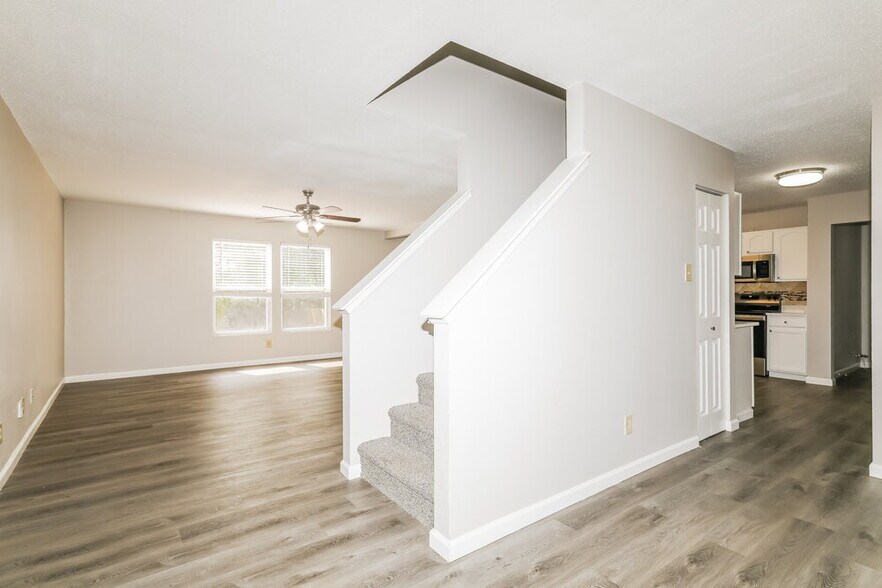 Building Photo - 6336 Alonzo Dr