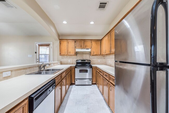 Building Photo - Charming 3 bedroom, 2 bathroom home in the heart of East Austin