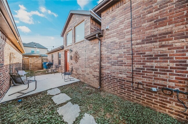 Building Photo - 3301 SW Stonepoint Ave