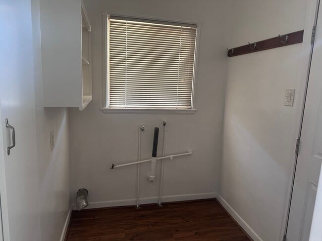 Building Photo - Charming Two Bedroom / One Bath Home! Very...