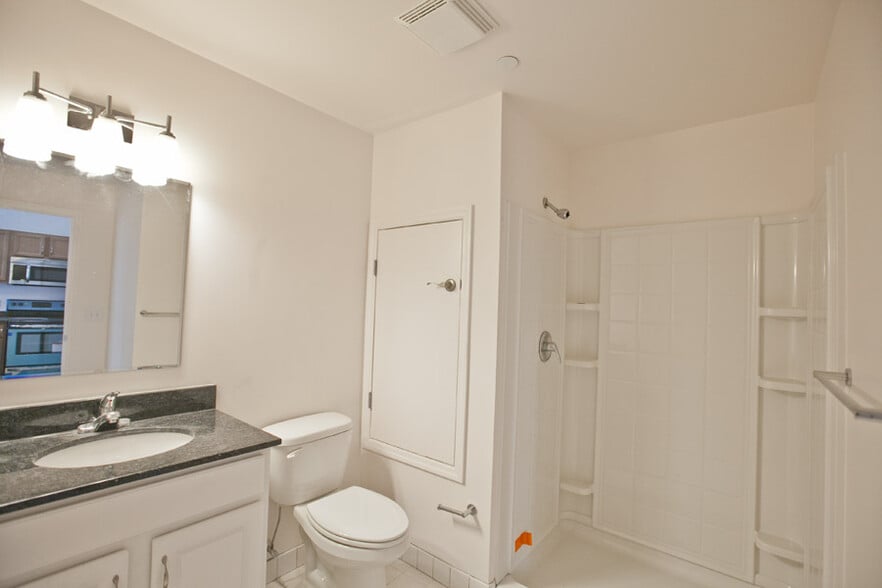 Generic Bathroom - 4368 Cresson St
