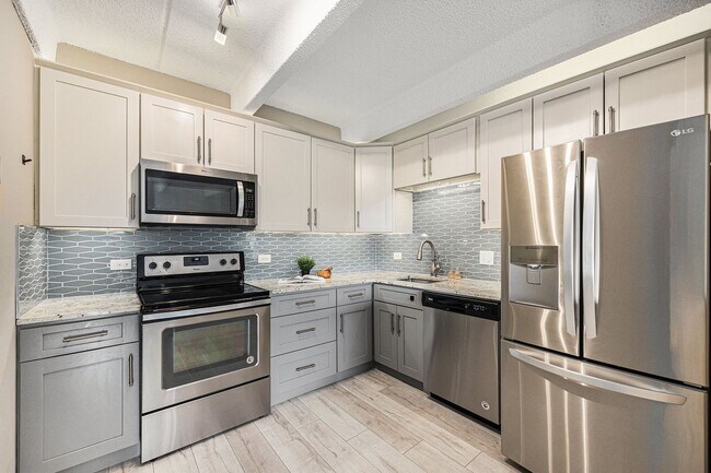 Building Photo - Spacious 1 bedroom home in the heart of Capital Hill! 1 Reserved Parking Space and Storage Unit!