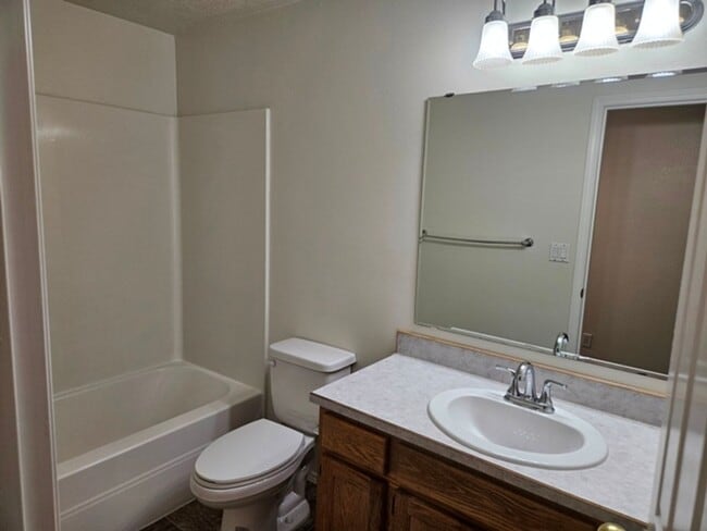 Building Photo - 4Bd/3Ba Two Story House - Available to View!
