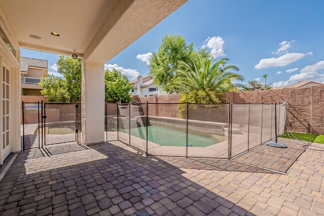 Building Photo - Welcome to your private Oasis!!