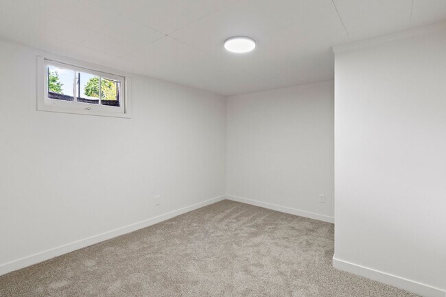 Building Photo - Remodeled 4 Bed 1 Bath Shadle home Move-in Ready