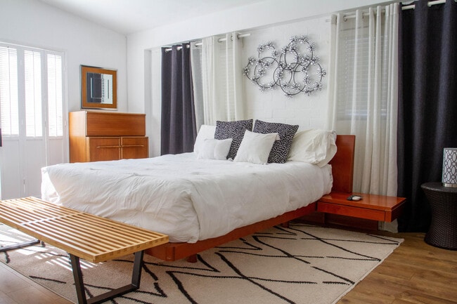 Building Photo - 1423 E San Lorenzo Rd