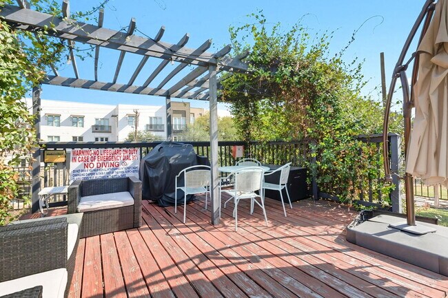 Building Photo - 900 S Lamar Blvd