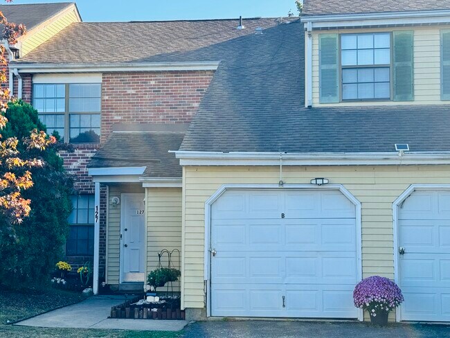 Primary Photo - 127 Willow Turn