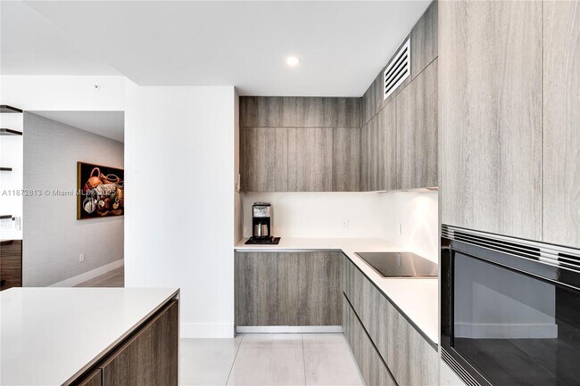 Building Photo - 17550 Collins Ave