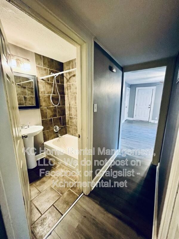 Building Photo - 1114 W 41st Terrace