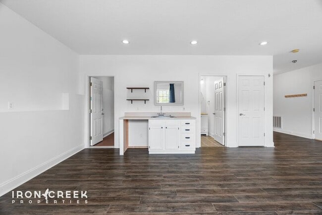 Building Photo - 8 Rose Briar Cir