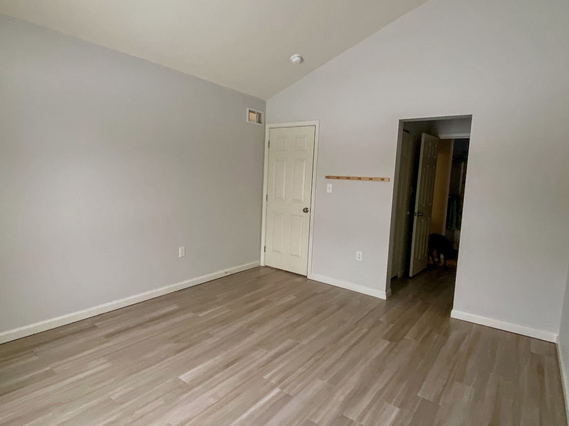 Primary Suite w/ walk-in closet - 24 Sandstone Ct