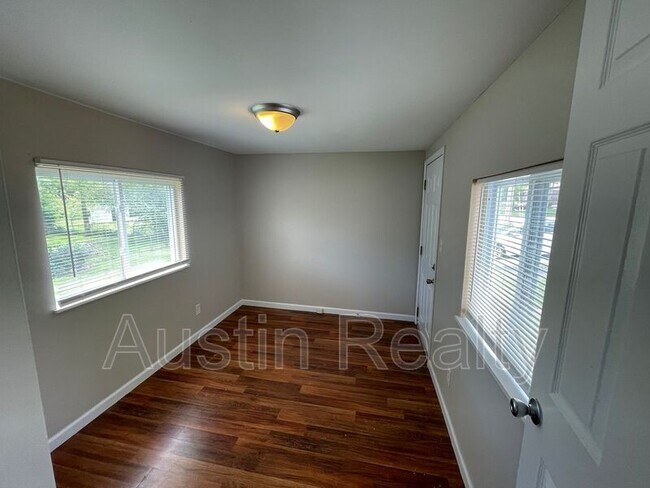 Building Photo - 1551 N Hanley Rd