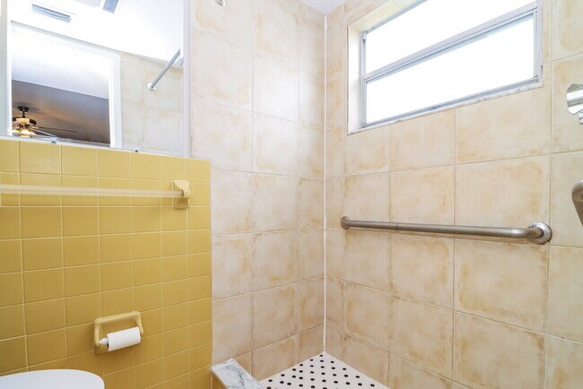 Building Photo - 7618 Summertree Ln